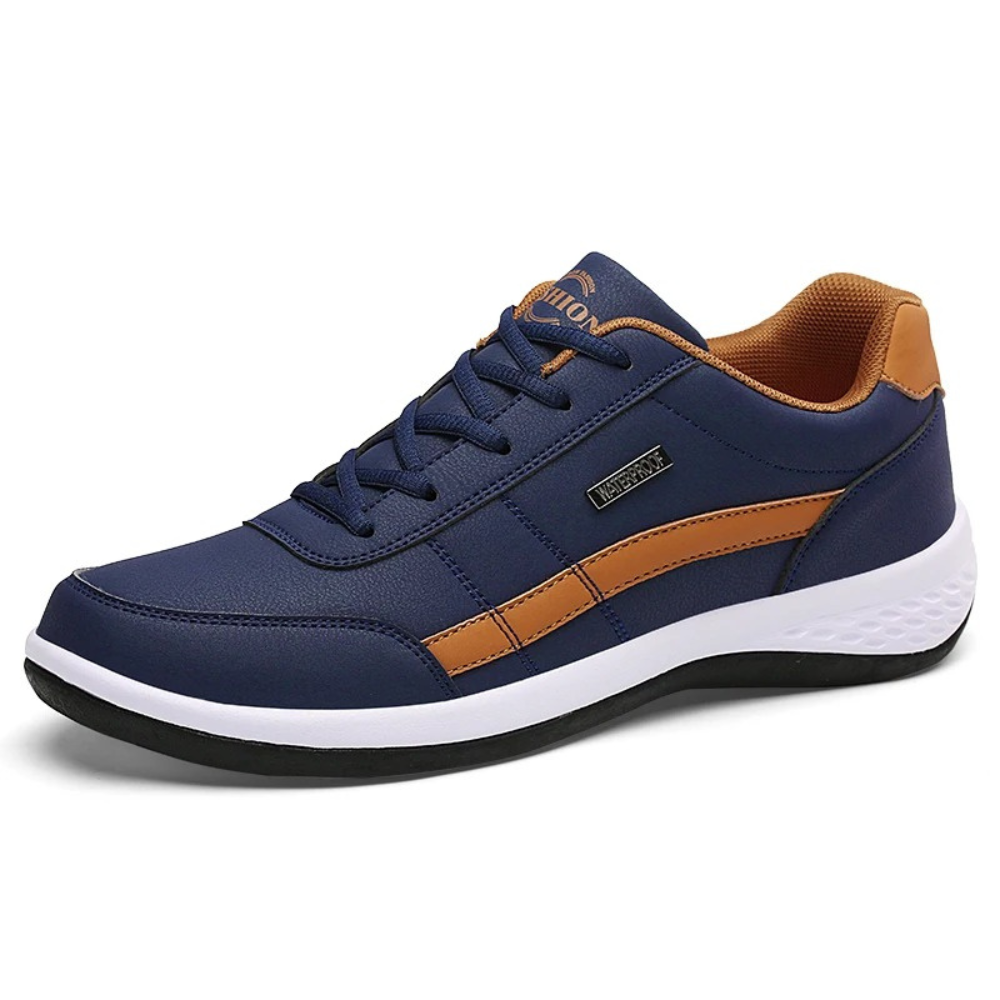 Basket bleu marine à bande latérale marron clair et semelle blanche, présentée seule sur fond blanc. 5