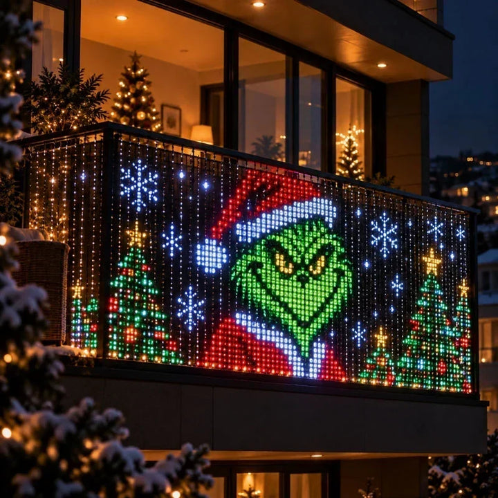 Balcon de nuit habillé du rideau lumineux, personnage vert au bonnet de Père Noël entouré de sapins 9