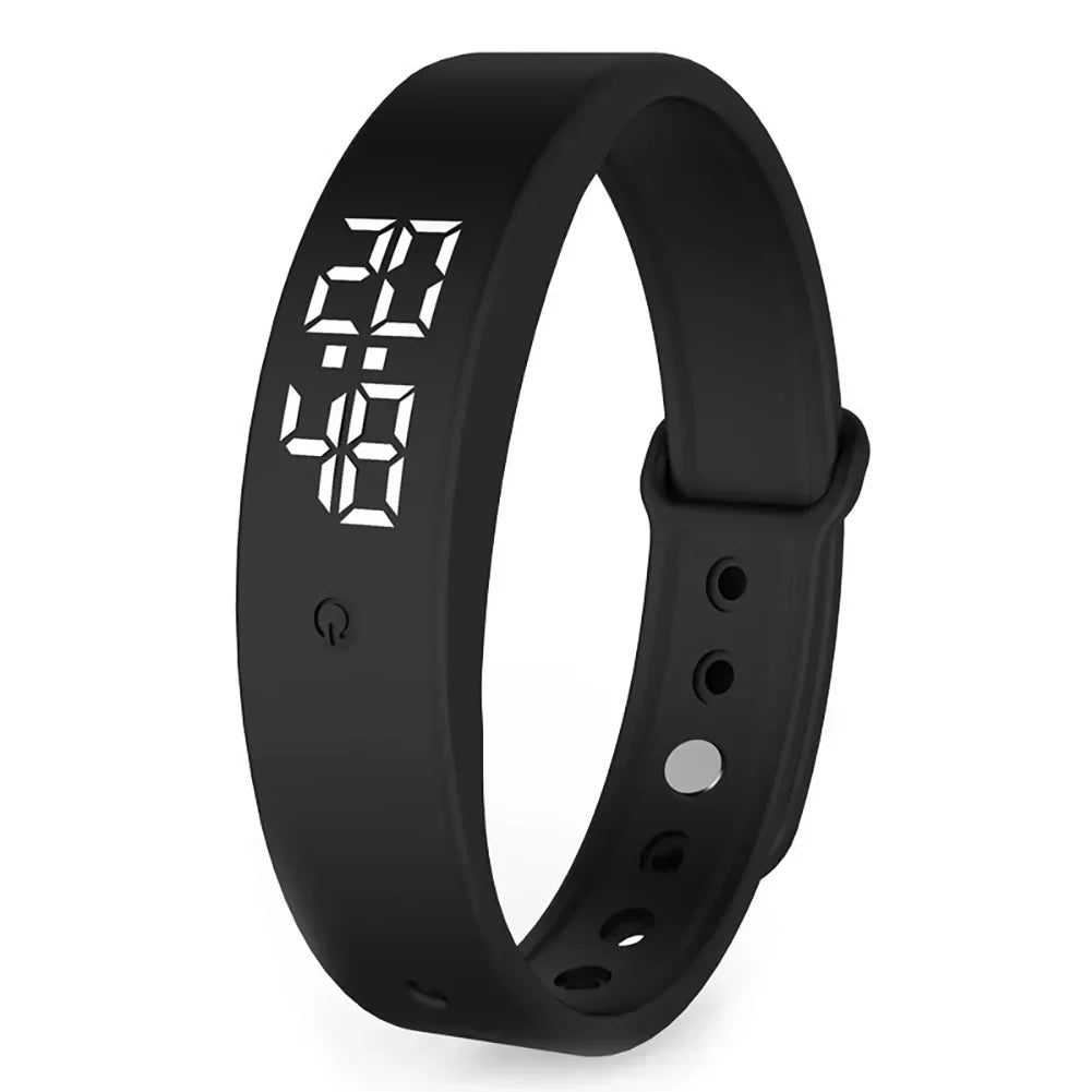 Bracelet connecté en silicone noir, écran LED blanc affichant l'heure, bouton tactile et boucle à trous de réglage visibles. 1