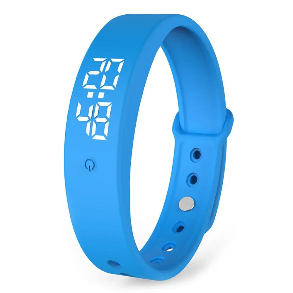 Bracelet connecté en silicone bleu vif, écran LED blanc affichant l'heure, bouton tactile et trous de réglage sur le côté. 2
