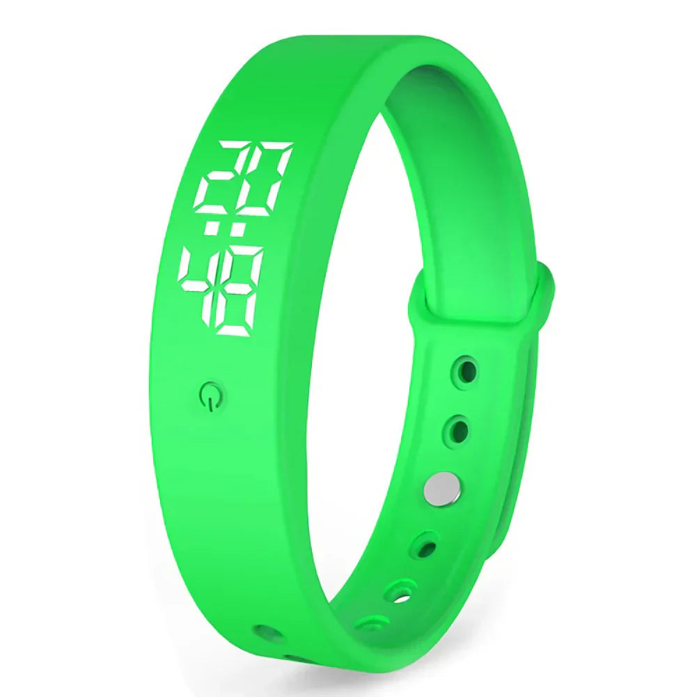 Bracelet connecté en silicone vert vif, écran LED blanc affichant l'heure, bouton tactile et boucle de fermeture à trous. 3