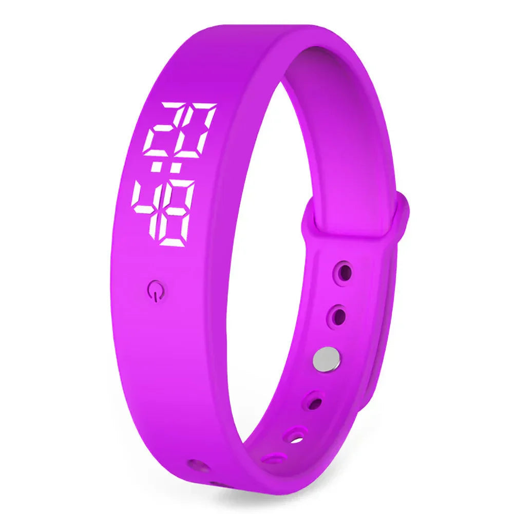 Bracelet connecté en silicone violet, écran LED blanc affichant l'heure, bouton tactile et boucle de réglage visibles. 4