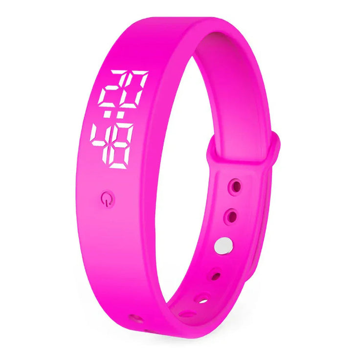 Bracelet connecté en silicone rose fuchsia, écran LED blanc affichant l'heure, bouton tactile et trous de réglage de la boucle. 5