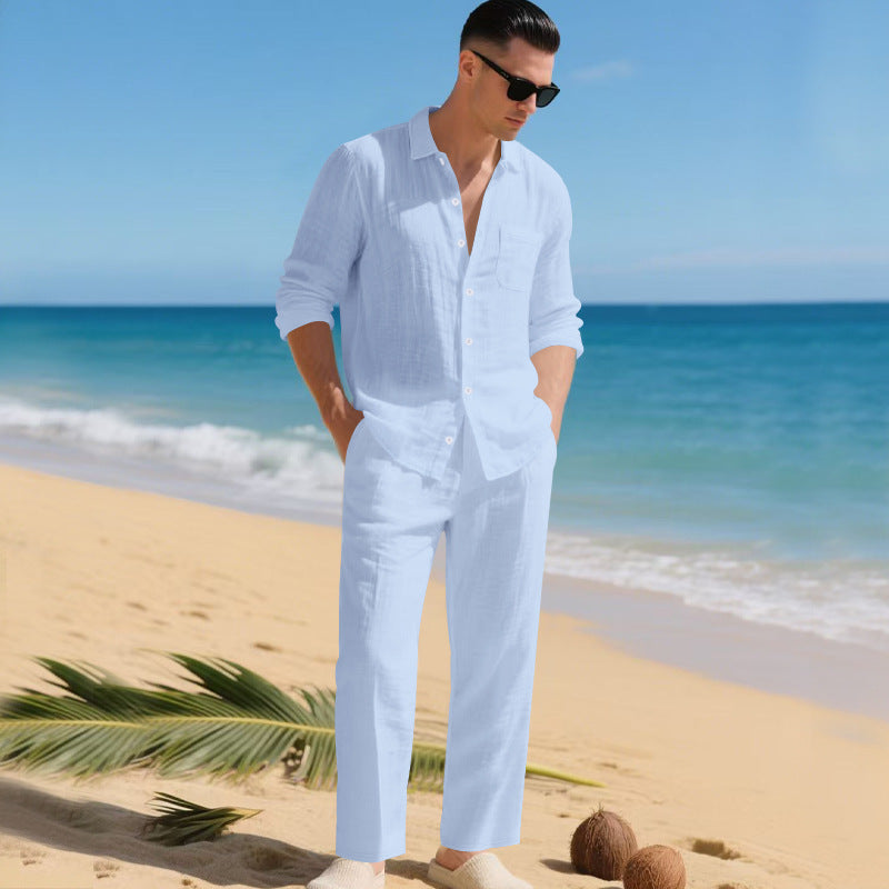 Homme sur le sable devant la mer, vêtu de l'ensemble chemise et pantalon en bleu ciel très clair. 3