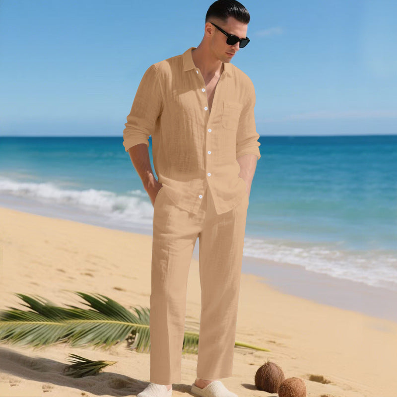 Homme au bord de l'océan portant la chemise boutonnée et le pantalon fluide assortis dans un ton sable orangé. 5