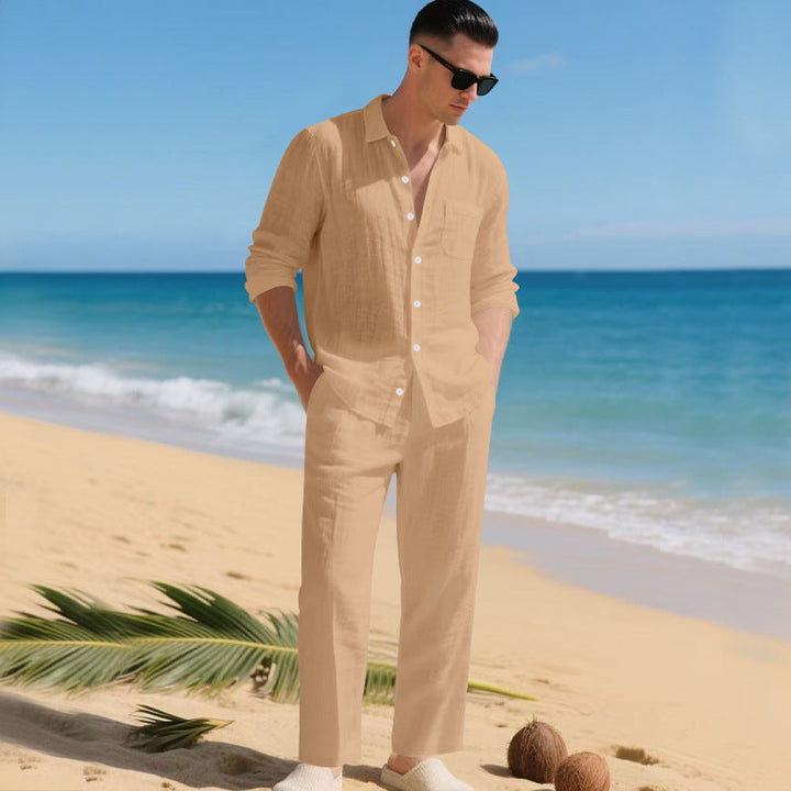 Homme au bord de l'océan portant la chemise boutonnée et le pantalon fluide assortis dans un ton sable orangé. 5