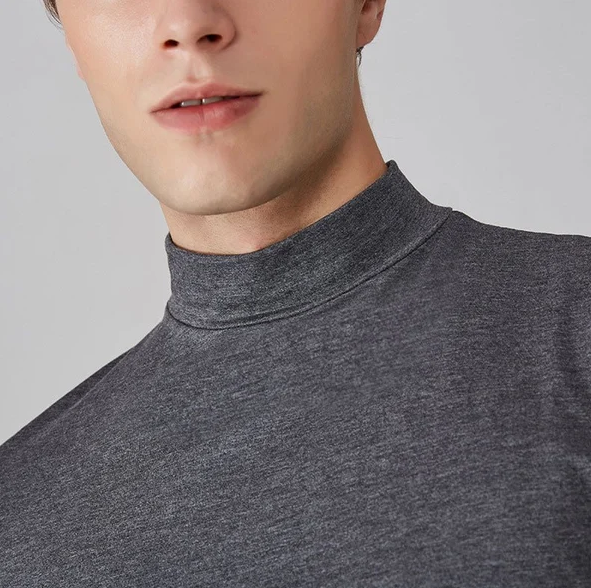 Gros plan sur le col montant gris chiné porté par un mannequin, montrant la finition du col et la texture du tissu. 5