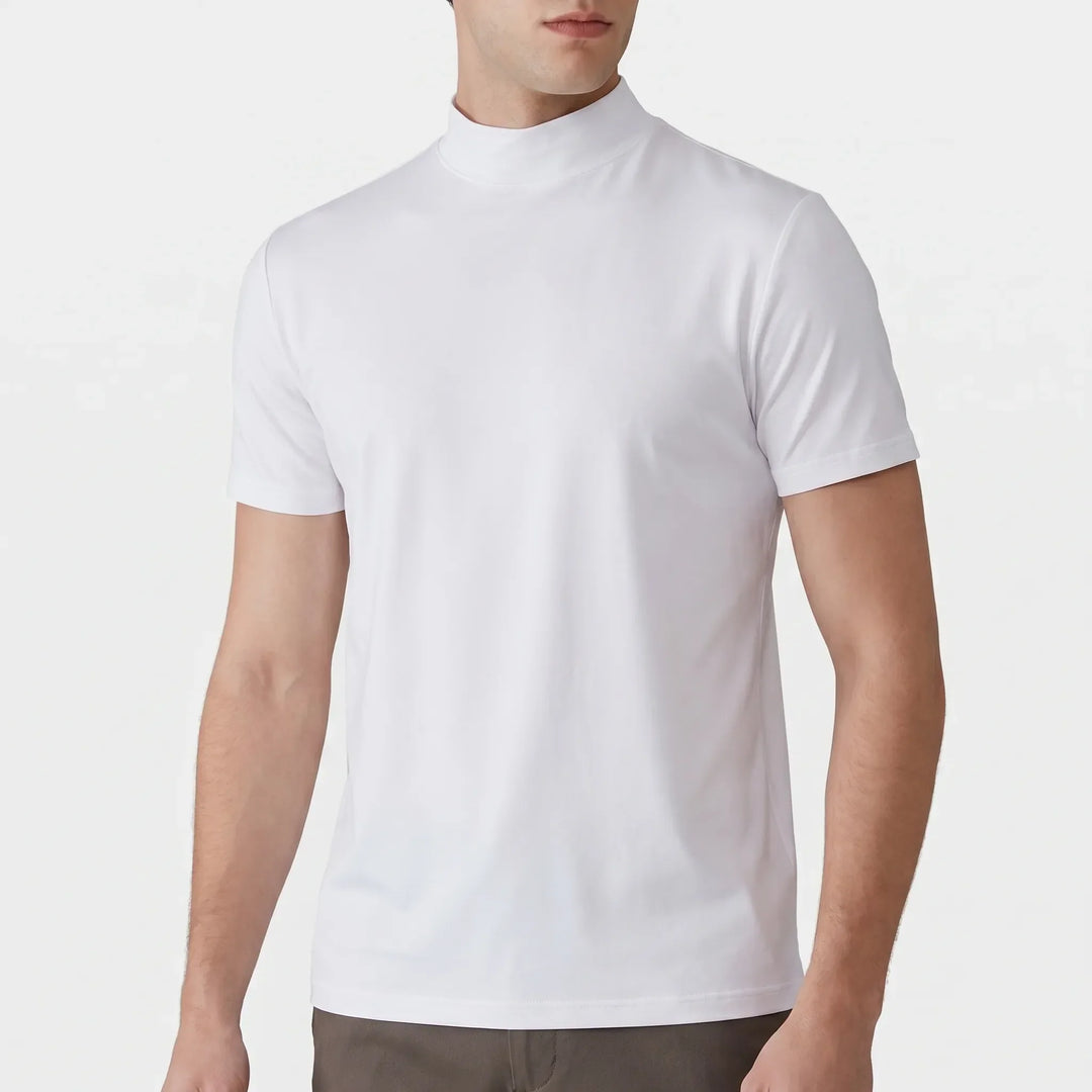 Vue de trois quarts de la version blanche portée sur un pantalon marron, sur fond de studio neutre. 6