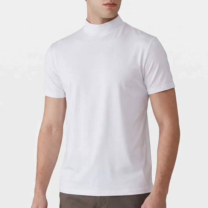 Vue de trois quarts de la version blanche portée sur un pantalon marron, sur fond de studio neutre. 6
