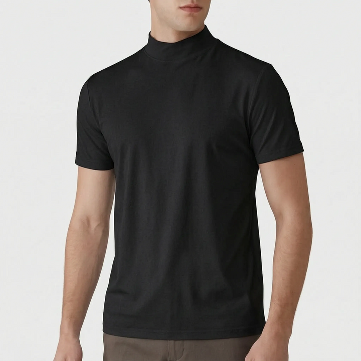 Version noire à col montant et manches courtes portée par un mannequin avec un pantalon marron, sur fond clair. 7