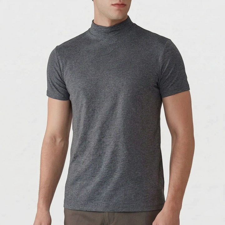 Version gris chiné à col montant et manches courtes portée par un mannequin avec un pantalon marron, sur fond clair. 8