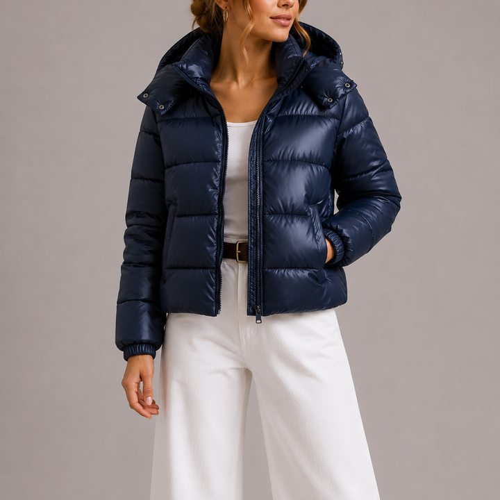 Veste bleu marine portée ouverte par une mannequin sur un haut blanc, vue de face 2