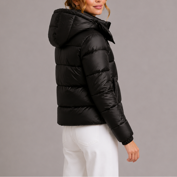 Veste noire portée par une mannequin, vue de dos et de trois quarts avec la capuche 4