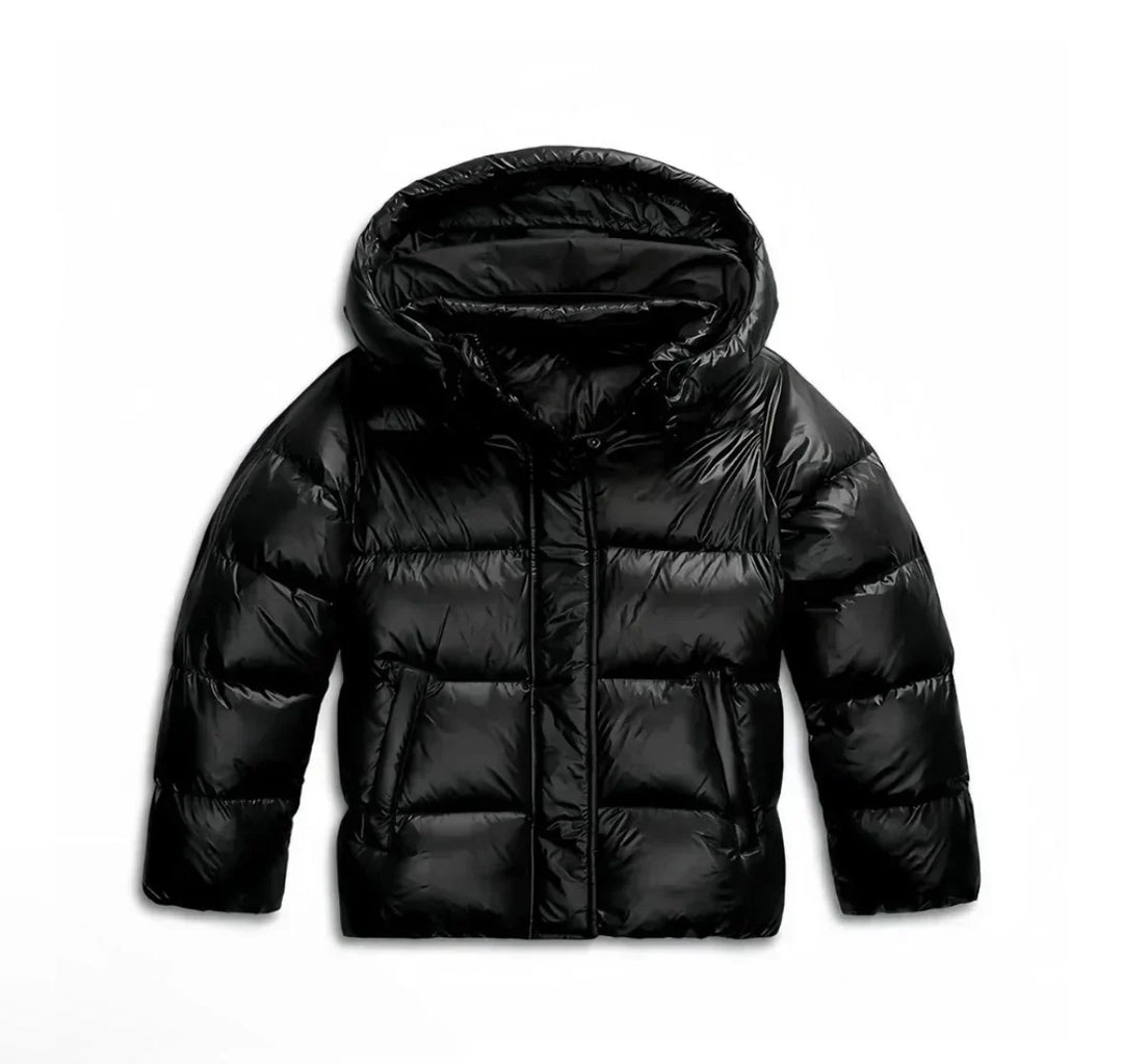Veste noire à capuche présentée à plat sur fond blanc, vue de face 7