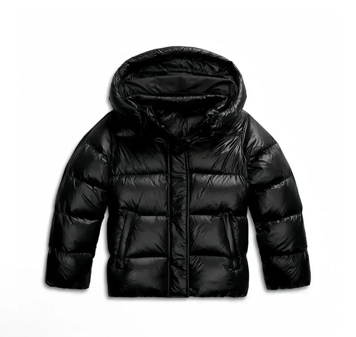 Veste noire à capuche présentée à plat sur fond blanc, vue de face 7