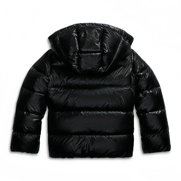 Dos de la veste noire brillante avec sa capuche, présentée à plat 8