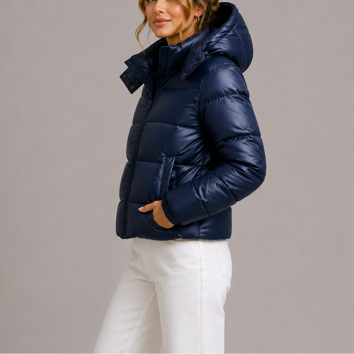 Vue de profil de la veste bleu marine portée par une mannequin, main dans la poche 1