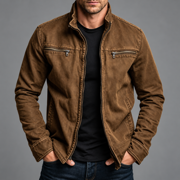 Version marron au aspect vieilli de la veste zippée, portée ouverte sur un t-shirt noir 6