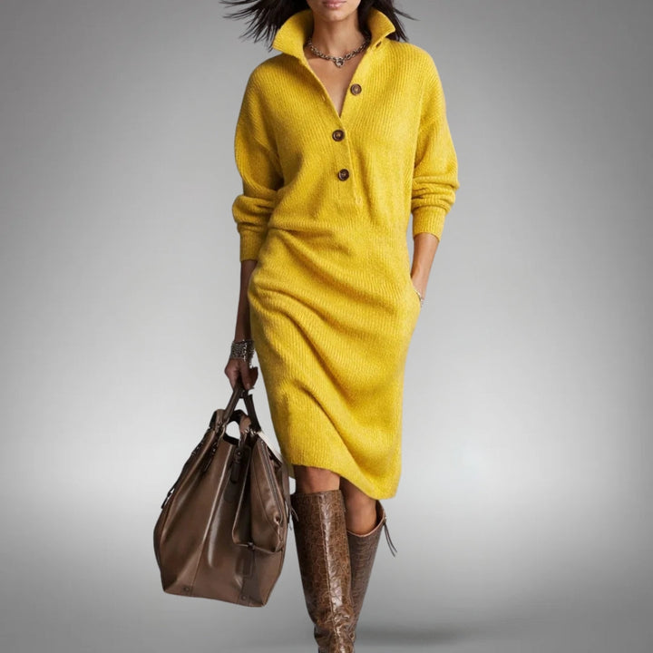 Robe jaune portée de face, col ouvert, boutons, main dans la poche, sac et bottes marron 10