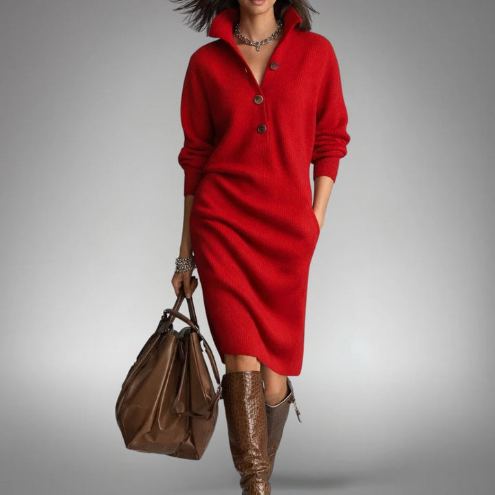 Robe rouge portée de face par une mannequin, col ouvert, boutons, sac et bottes marron 4