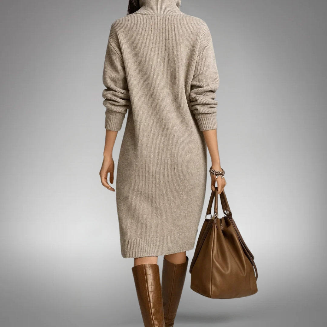Robe beige vue de dos, col roulé, maille côtelée, mannequin avec sac et bottes marron 7