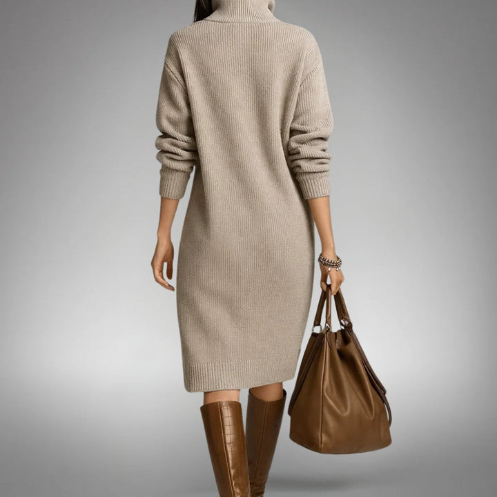 Robe beige vue de dos, col roulé, maille côtelée, mannequin avec sac et bottes marron 7