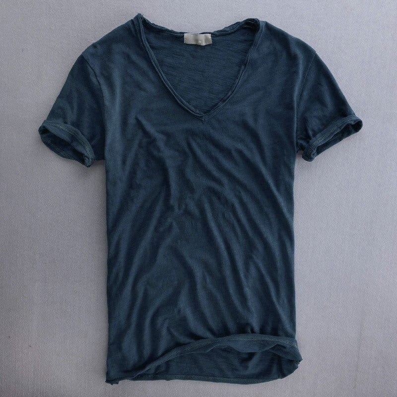 Vue de face à plat du t-shirt col en V bleu marine, manches courtes retroussées et coutures apparentes. 5