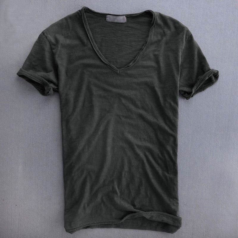 Vue de face à plat du t-shirt col en V gris anthracite, manches courtes retroussées et bas légèrement roulotté. 4