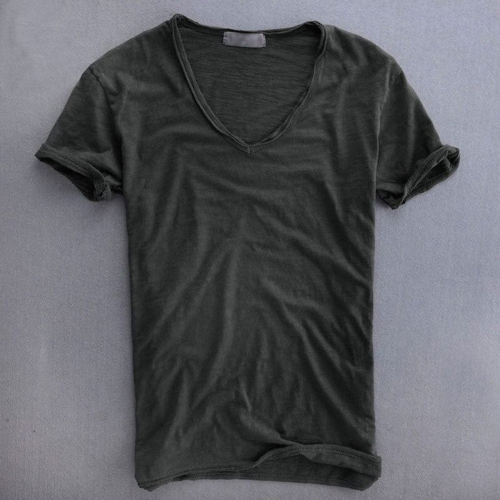 Vue de face à plat du t-shirt col en V gris anthracite, manches courtes retroussées et bas légèrement roulotté. 4