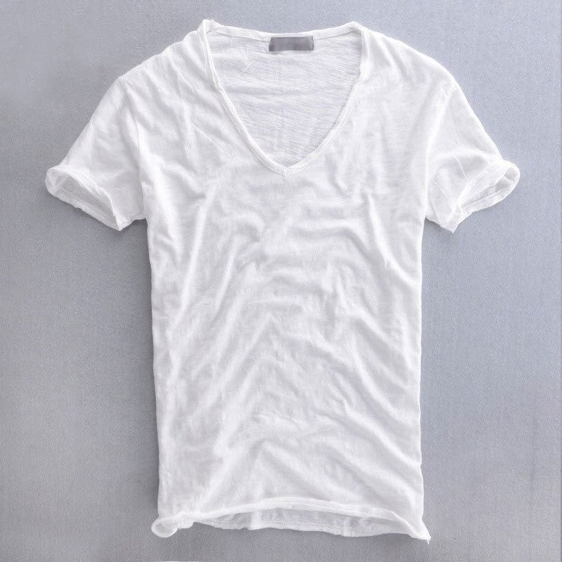 Vue de face à plat du t-shirt col en V blanc, tissu fin et texturé, manches courtes retroussées. 2