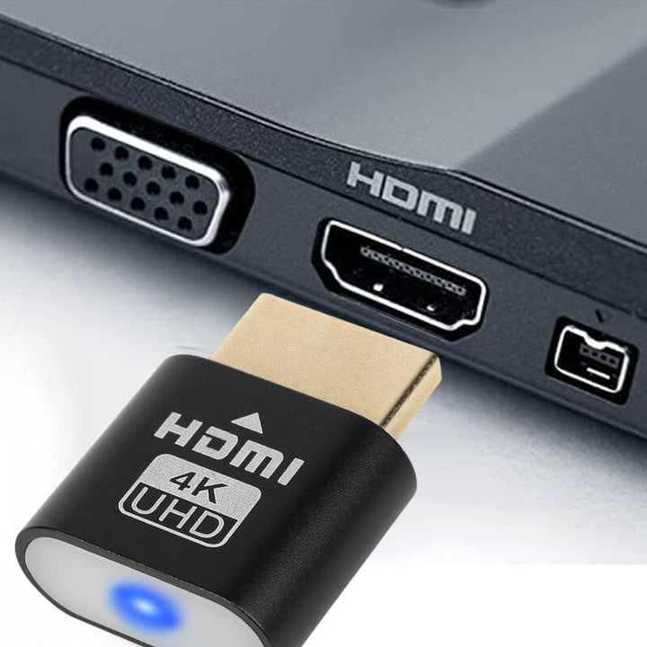 Embout HDMI noir tenu devant les ports VGA et HDMI d'un ordinateur portable, prêt à être branché. 3