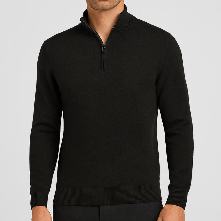 Pull noir à col zippé porté par un homme en vue de face, pantalon sombre 3
