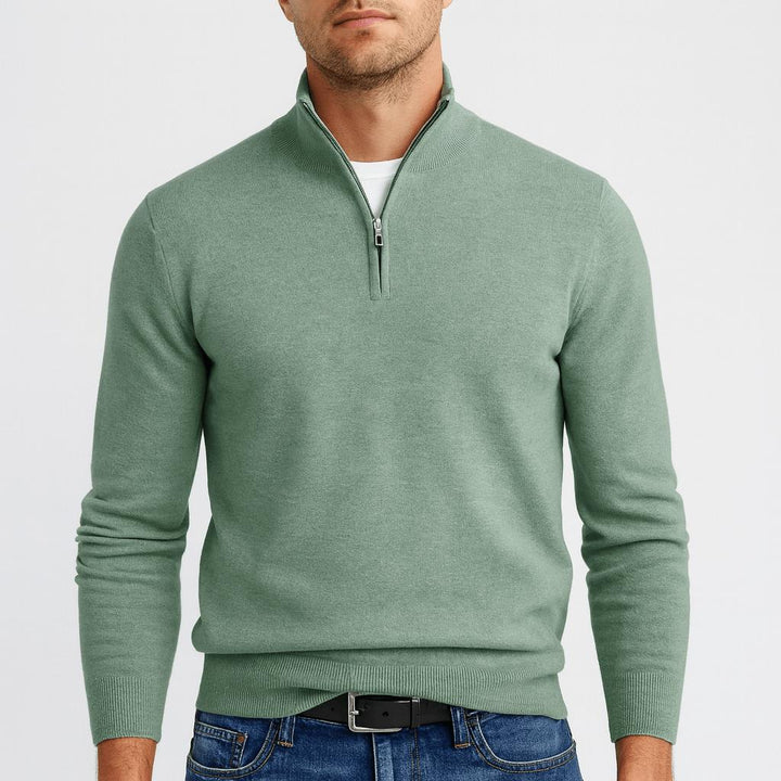 Pull vert sauge à col zippé, vue de face avec jean bleu et ceinture noire 12