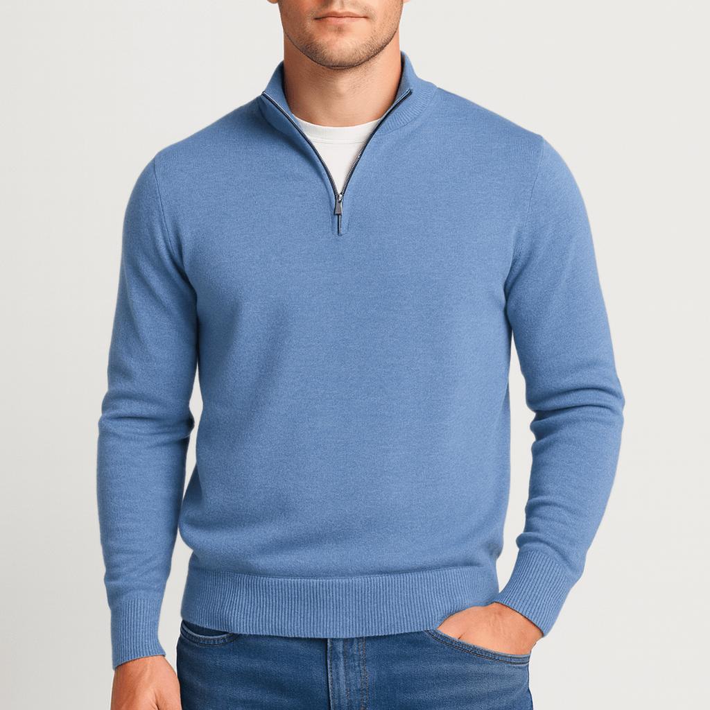 Pull bleu à col zippé porté sur un t-shirt blanc, main dans la poche 13
