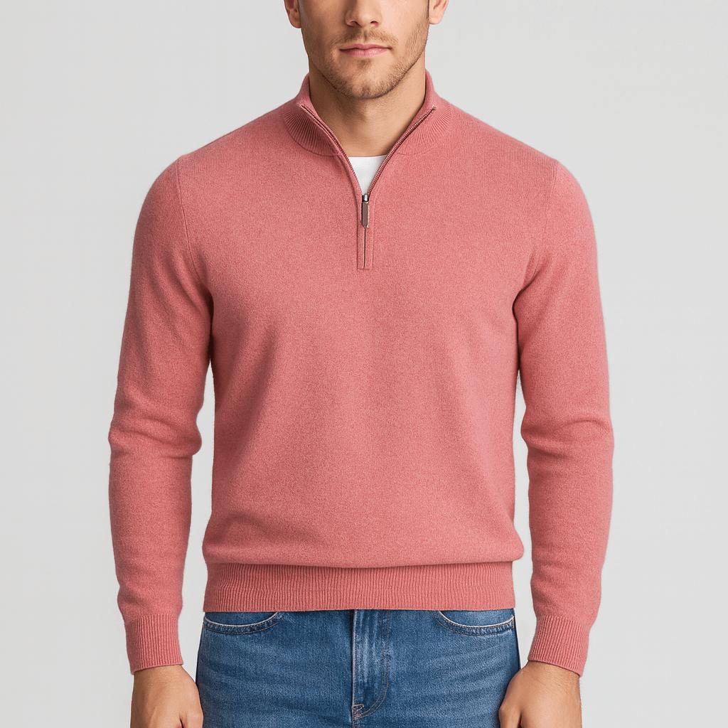 Pull rose corail à col zippé porté par un homme, vue de face avec jean 7