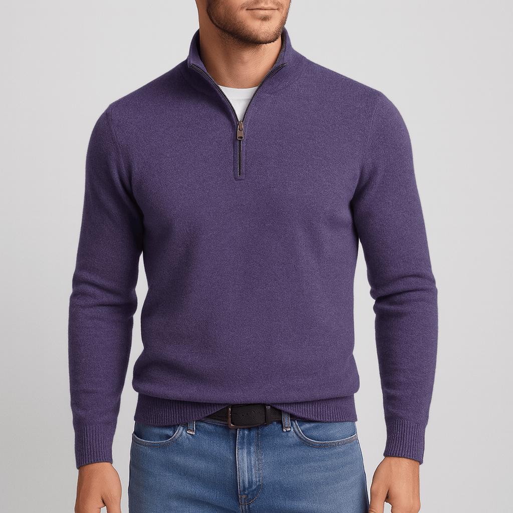 Pull violet à col zippé porté par un homme avec jean et ceinture foncée 8