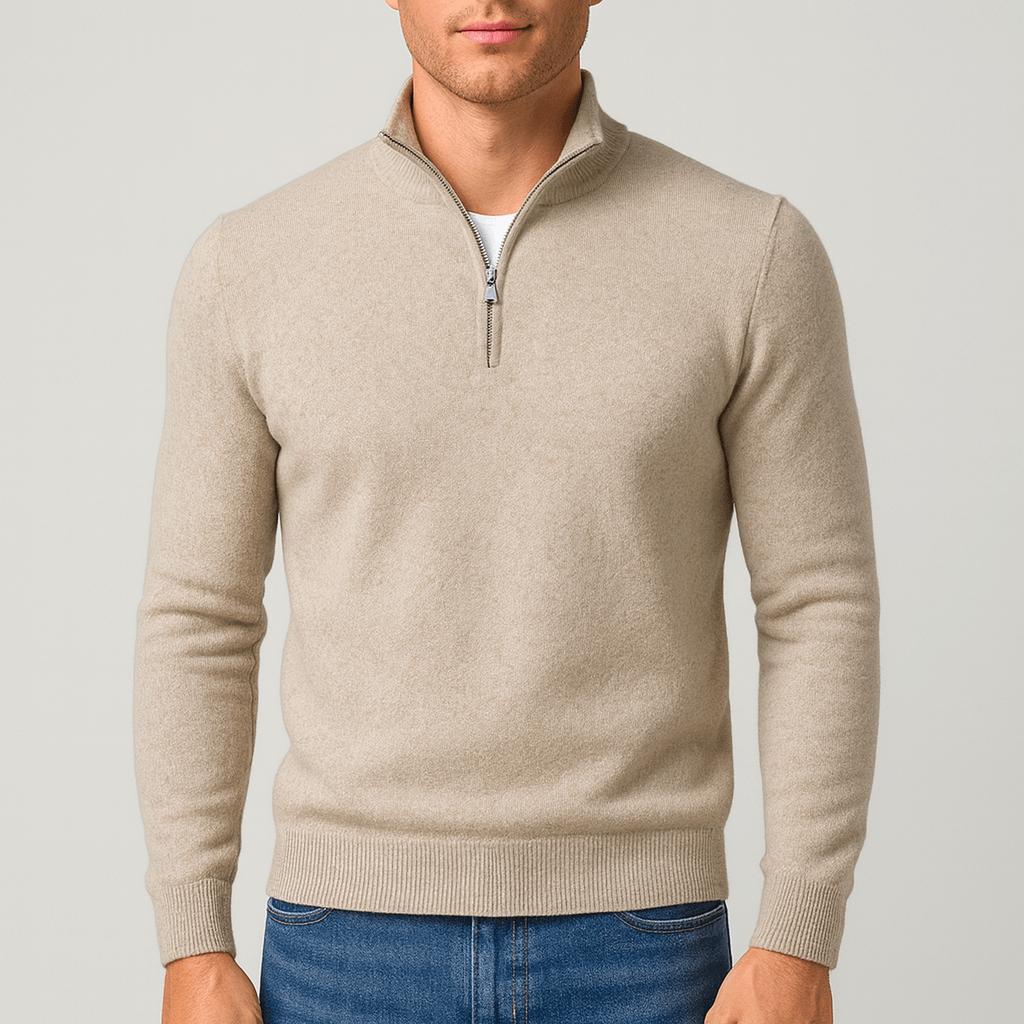Pull beige à col zippé porté par un homme en jean, vue de face avec côtes aux poignets et à la base. 1