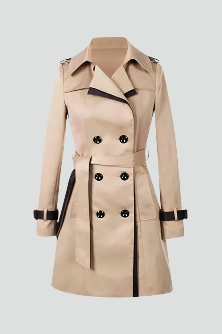 Trench beige à double boutonnage et liserés noirs, présenté à plat sur fond clair, avec ceinture nouée à la taille et pattes de poignet. 1