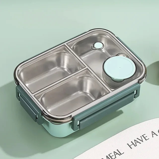 Boîte repas vert menthe vide, couvercle transparent fermé sur trois compartiments en inox, avec pot rond et fermoirs vert foncé. 12