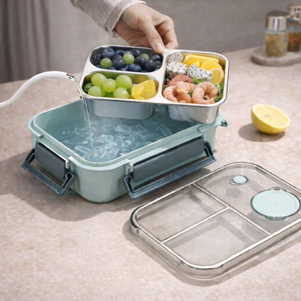 Un plateau inox garni de fruits et crevettes est soulevé au-dessus de la base turquoise, où l'on verse de l'eau et des glaçons. 2