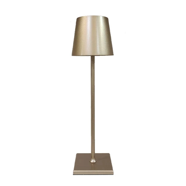 Lampe dorée éteinte avec abat-jour conique et pied carré, vue de face sur fond blanc. 6