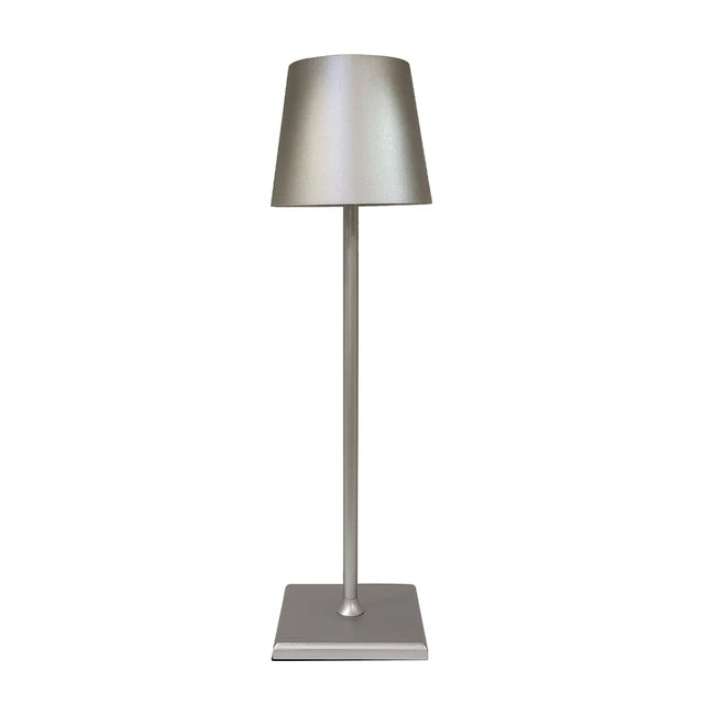 Lampe argentée éteinte avec abat-jour conique et pied carré, vue de face sur fond blanc. 7