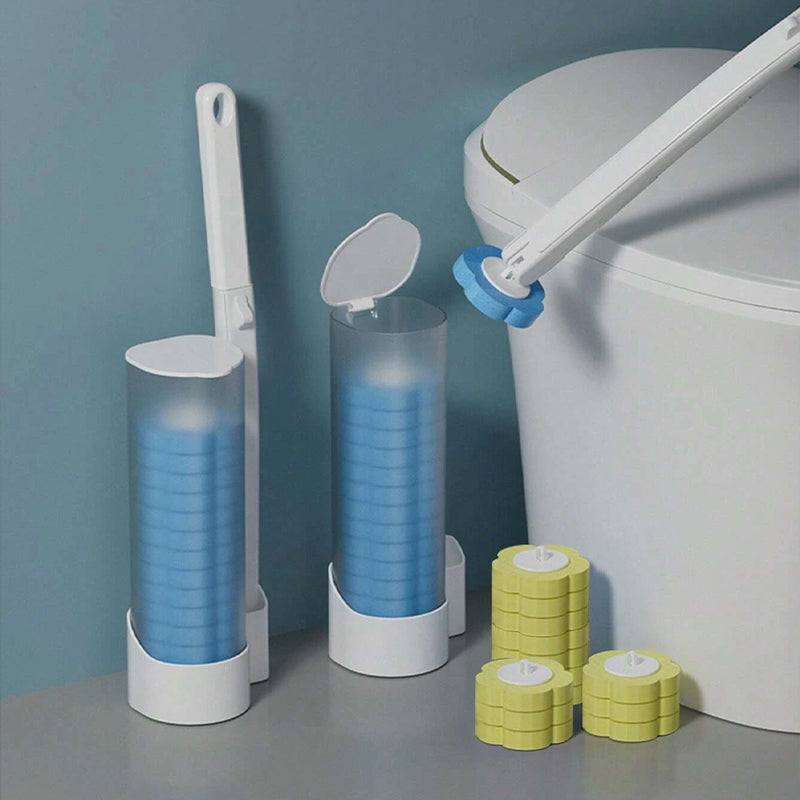 Deux distributeurs de têtes bleues et un manche posés au sol, avec une brosse sur une cuvette et des piles de têtes jaunes. 11