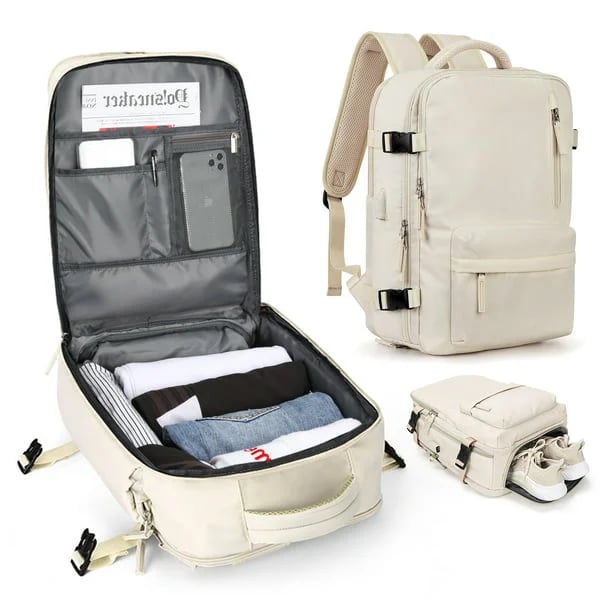 Sac à dos beige ouvert montrant vêtements pliés et poches intérieures, vu de face avec son compartiment à chaussures sur le côté. 1