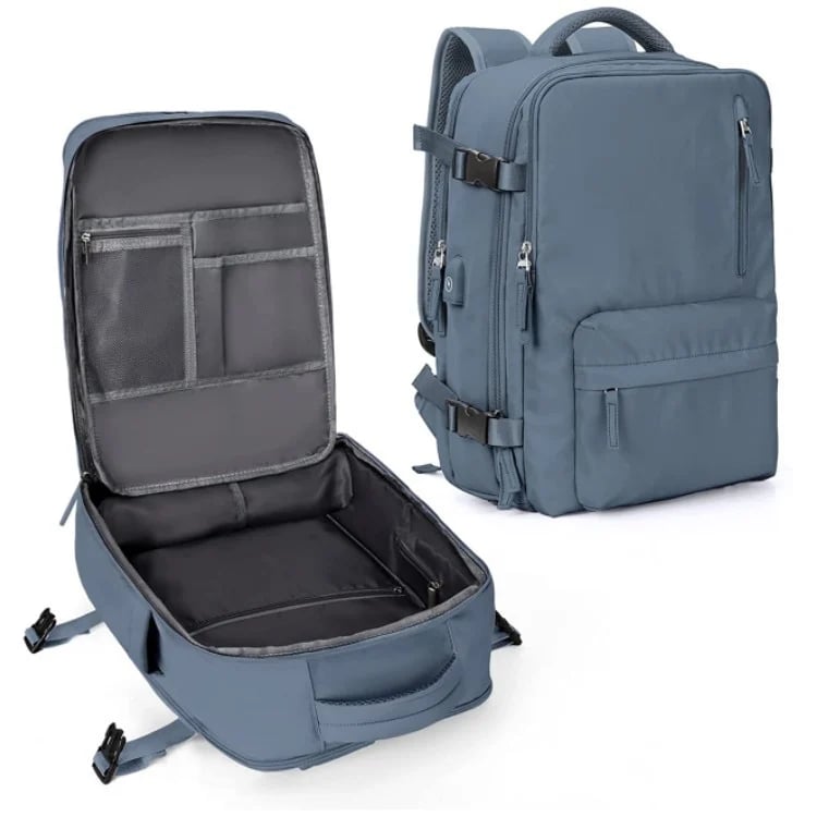 Sac à dos bleu gris vu de face, à côté d'un second exemplaire ouvert montrant ses poches intérieures zippées et en filet. 11