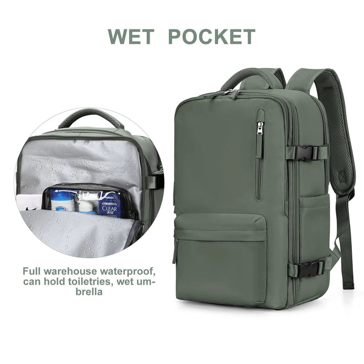 Sac à dos vert avec gros plan sur la poche étanche intérieure contenant une trousse de toilette transparente. 5