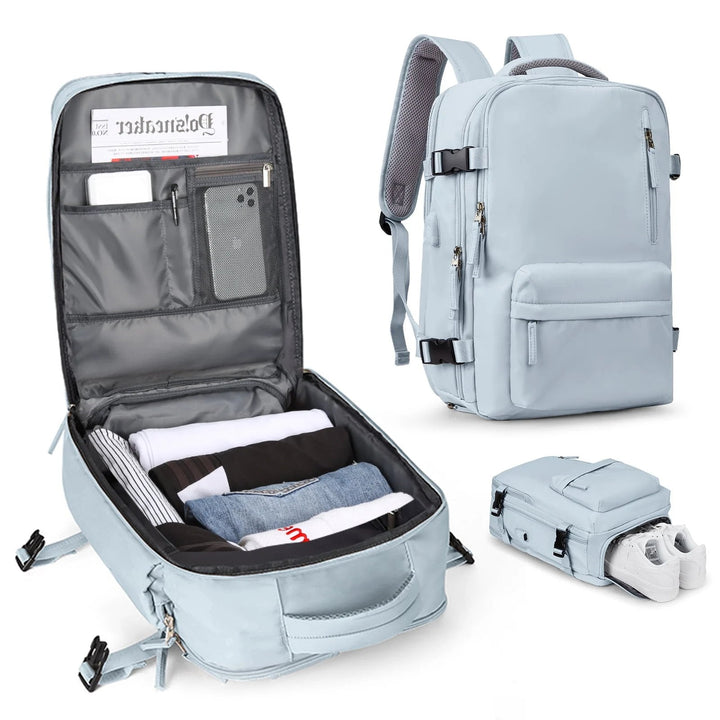 Sac à dos bleu clair ouvert avec vêtements pliés et poches intérieures, vu de face avec compartiment latéral contenant des baskets blanches. 9