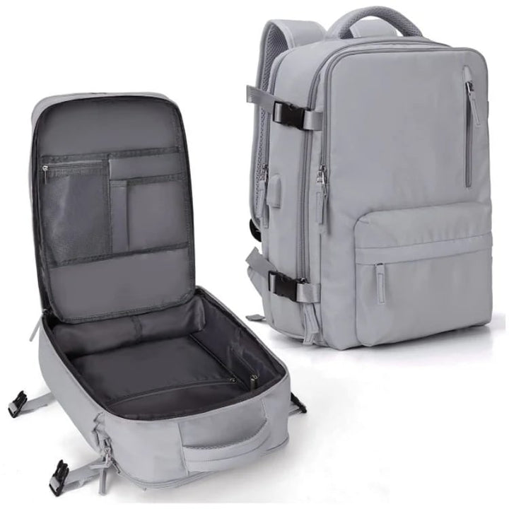 Sac à dos gris clair vu de face, à côté d'un second exemplaire ouvert montrant ses poches intérieures zippées et en filet. 10