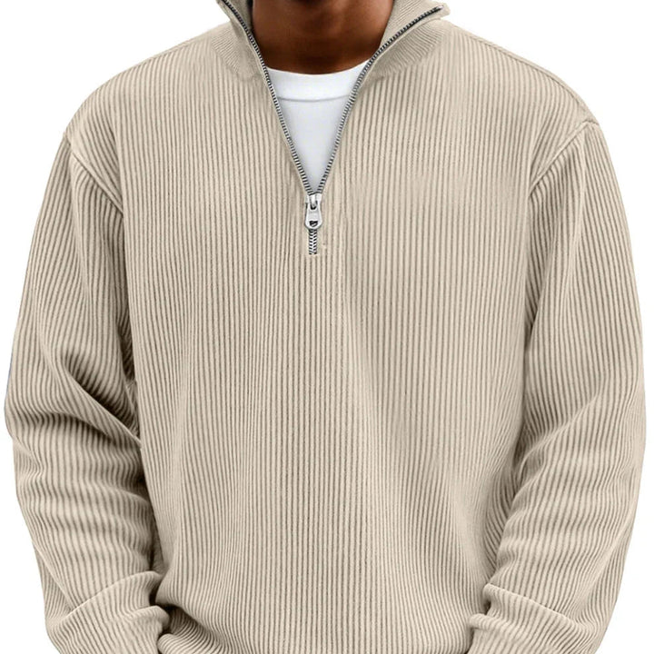 Pull côtelé beige clair à col montant et demi-zip, porté de face sur un t-shirt blanc. 7