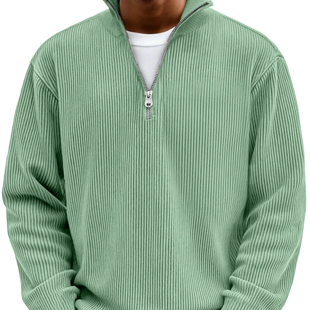 Pull côtelé vert menthe à col montant et demi-zip, porté de face sur un t-shirt blanc. 8